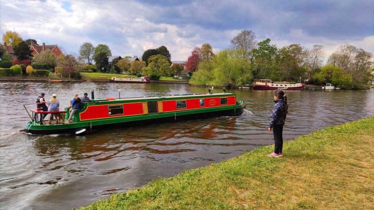 Kingston to Hampton Courts Barge Walk – A Complete Guide